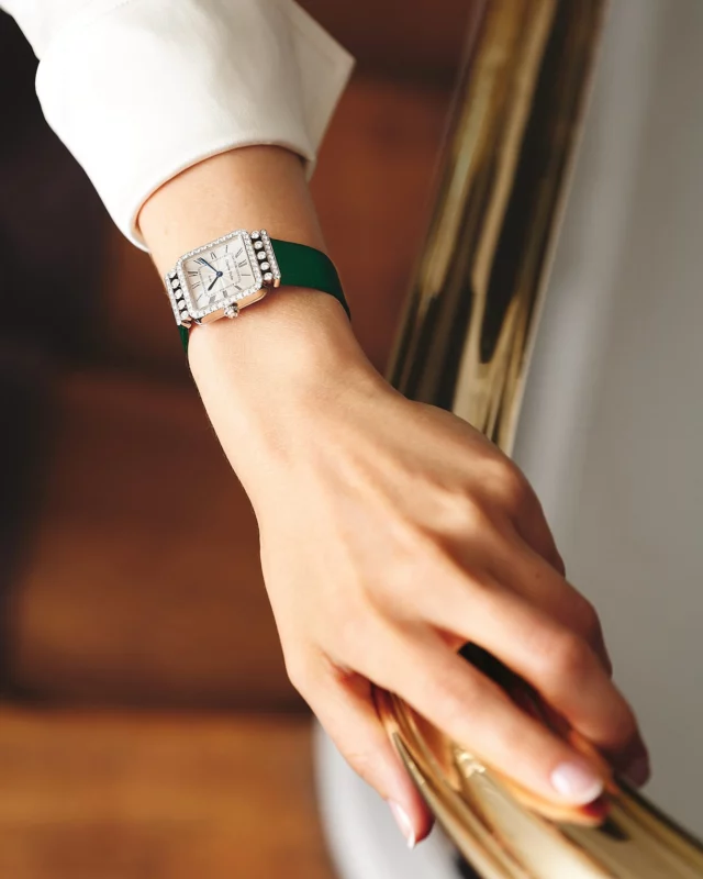 A timepiece that moves with grace, embracing your every gesture, in the everyday and the extraordinary.

#CharlesOudin #RoseRetro
