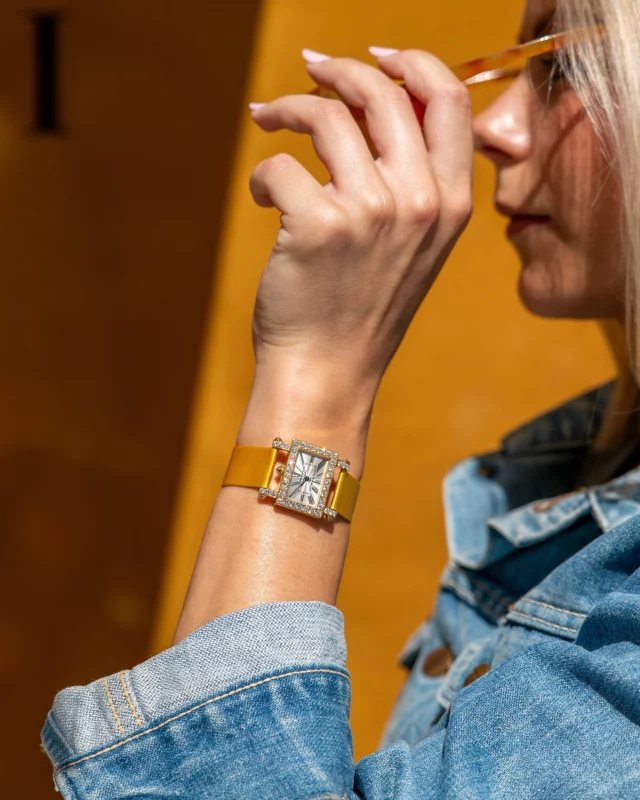 Denim & diamonds, our favorite kind of summer contrast.
Effortless, radiant, and made for city days in the sun.

#CharlesOudin #LillyHorizonRetro