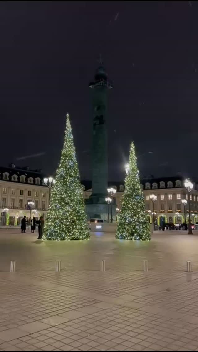 Snow graces Christmas
Delicate, it glides over Place Vendôme
and elevates the moment.
Wishing you a wonderful holiday season 🤍❄️