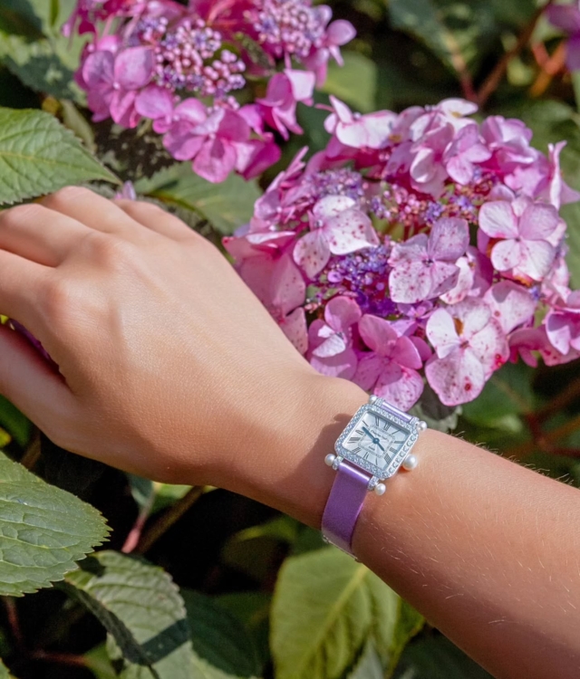 Mini PANSY Retro with pearls is a feminine and classic jewelry timepiece with a twist

This model is available in 3 dimensions and 3 colors of gold

#CharlesOudinParis 
#8placeVendome
#ParisianWatchmakerSince1797
#Jewelrywatch
