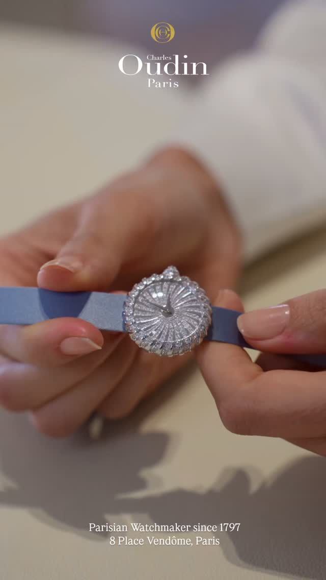 Du Siècle des Lumières à l’Equation of Time de 1806, Charles Oudin imagine le temps autrement.
Le soleil en inspiration.
L’horlogerie en héritage.
Votre temps comme seule mesure:
Real time is your time.

Diamond set lignes evoking solar rays, the Sun watch is a tribute to the 1806 equation of time developped by Charles Oudin. For us, real time is your time

Easy changeable straps